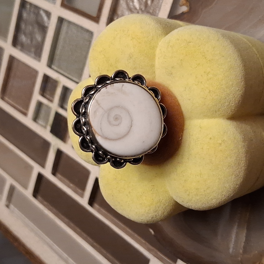 Vintage Elegant White Shell Ring - Picture 3 of 7
